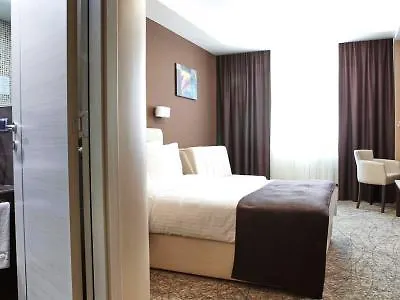 阿维尼加尼酒店